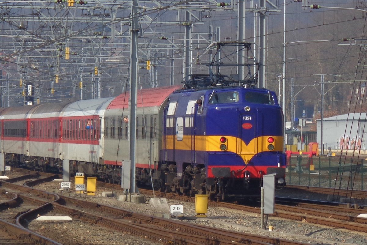 RXP,ex-ACTS 1251 schiebt ein Nachtzug aus Arnhem Centraal aus am 4 M�rz 2018.