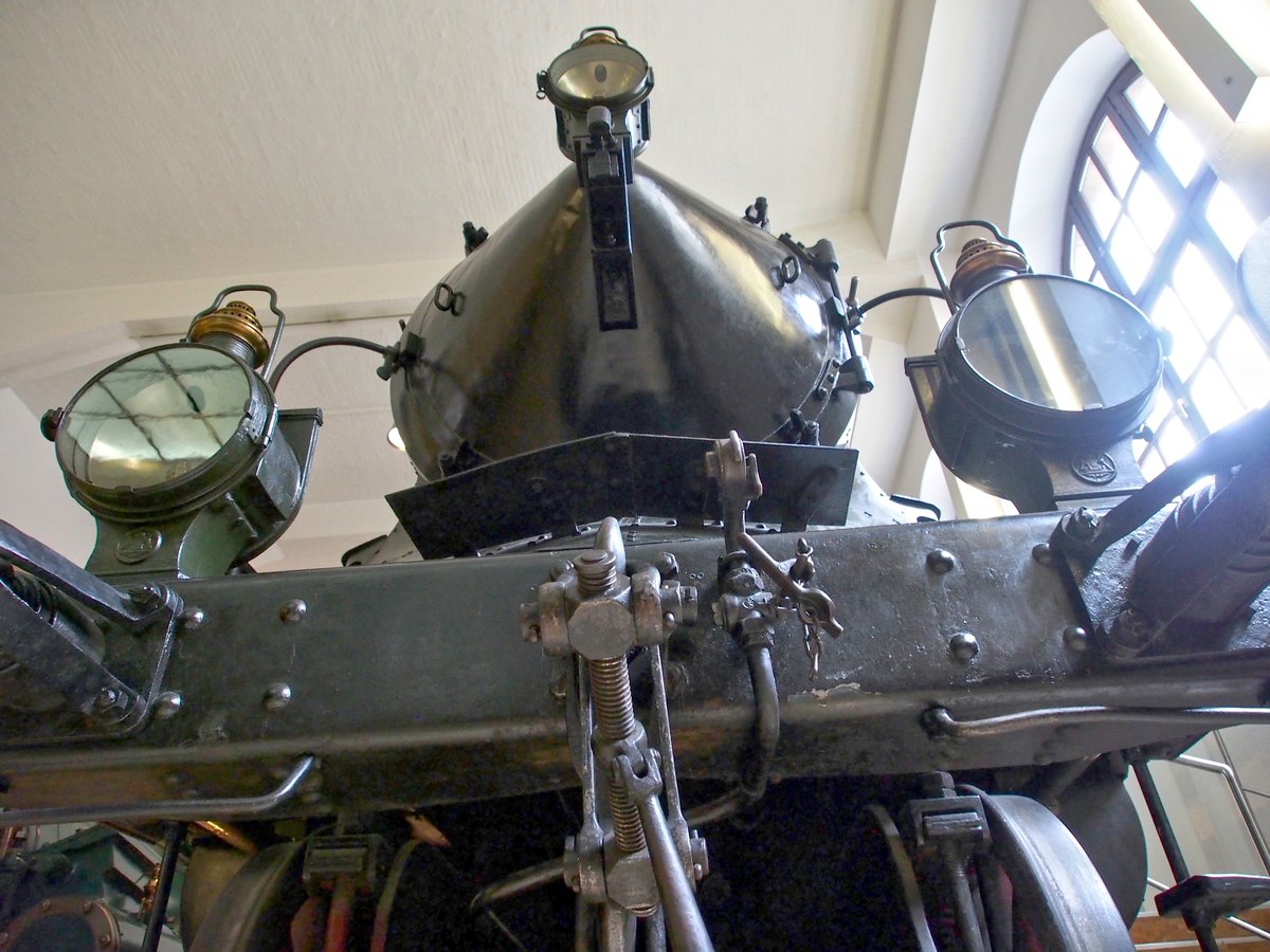 S 2/6 von Krauss Maffei im DB Museum N�rnberg am 17.08.2019. Frontansicht von schr�g unten.