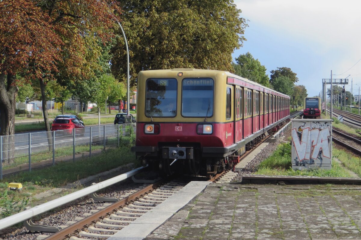 S-Bahn 485 040 hallt am 18 September 2022 in Johannisthal. Wer das Bw Berlin-Sch�neweide der Berliner Eisenbahnfreunde besuchen will, kann am besten in Johannisthal aussteigen.