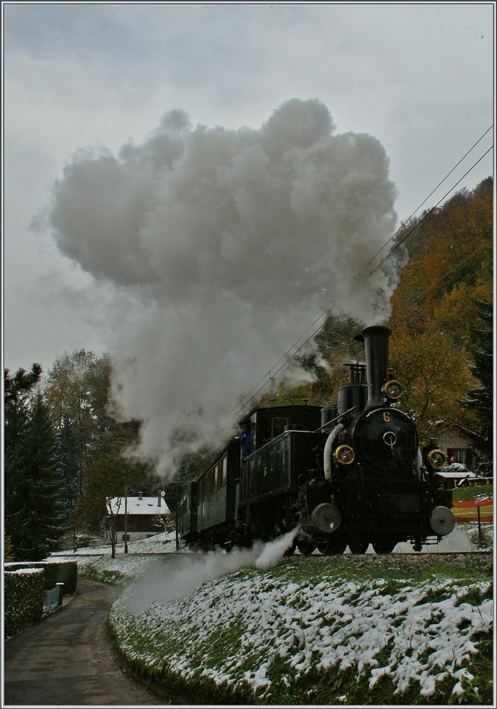 Saisonende der B-C: durch eine etwas weiss angehauchte Landschaft fährt die G3/3 Chamby zu.
28. Ok.t 2012