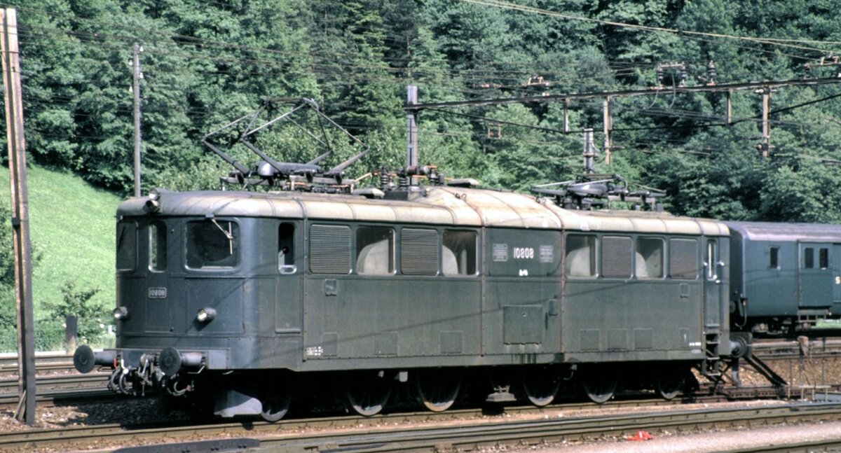 SBB Ae 4/6 Nr.10 808 in Erstfeld am 16.06.1980.