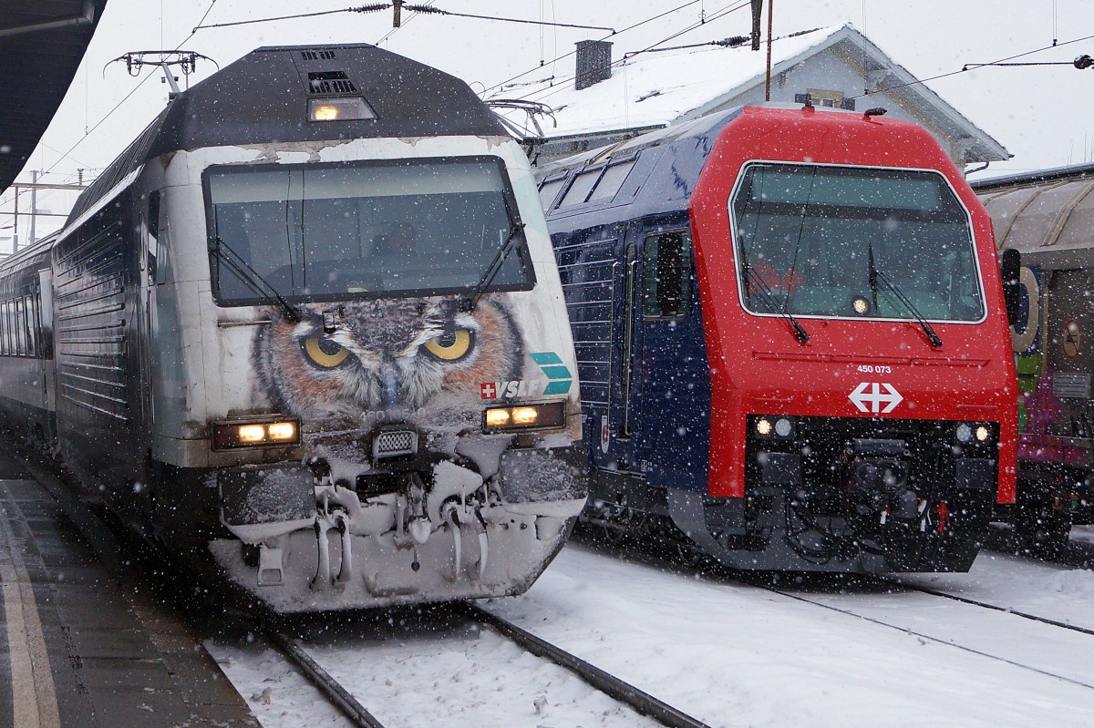 SBB: Am 30. Dezember 2014 kam es in Oensingen zu einer sehr seltenen Begegnung zwischen der Re 460 105-0  VSLF  mit IR Konstanz-Biel und der frisch revidierten S-Bahn Re 450 073. 
Foto: Walter Ruetsch