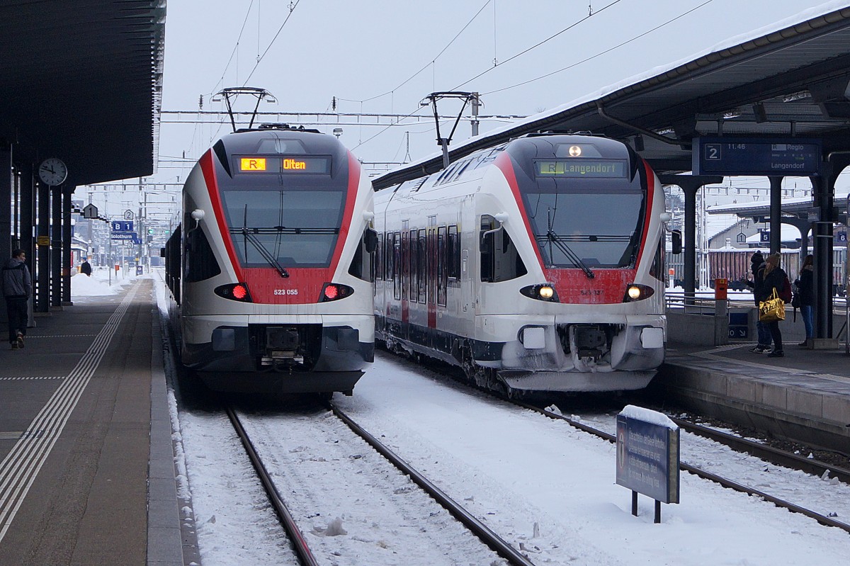 SBB: Begegnung von zwei FLIRTS als Regios Biel-Olten und Olten-Langendorf in Solothurn-HB am 29. Dezember 2014. Die Regios nach Langendorf fahren an Sonntagen bis Oberdorf. 
Foto: Walter Ruetsch 
