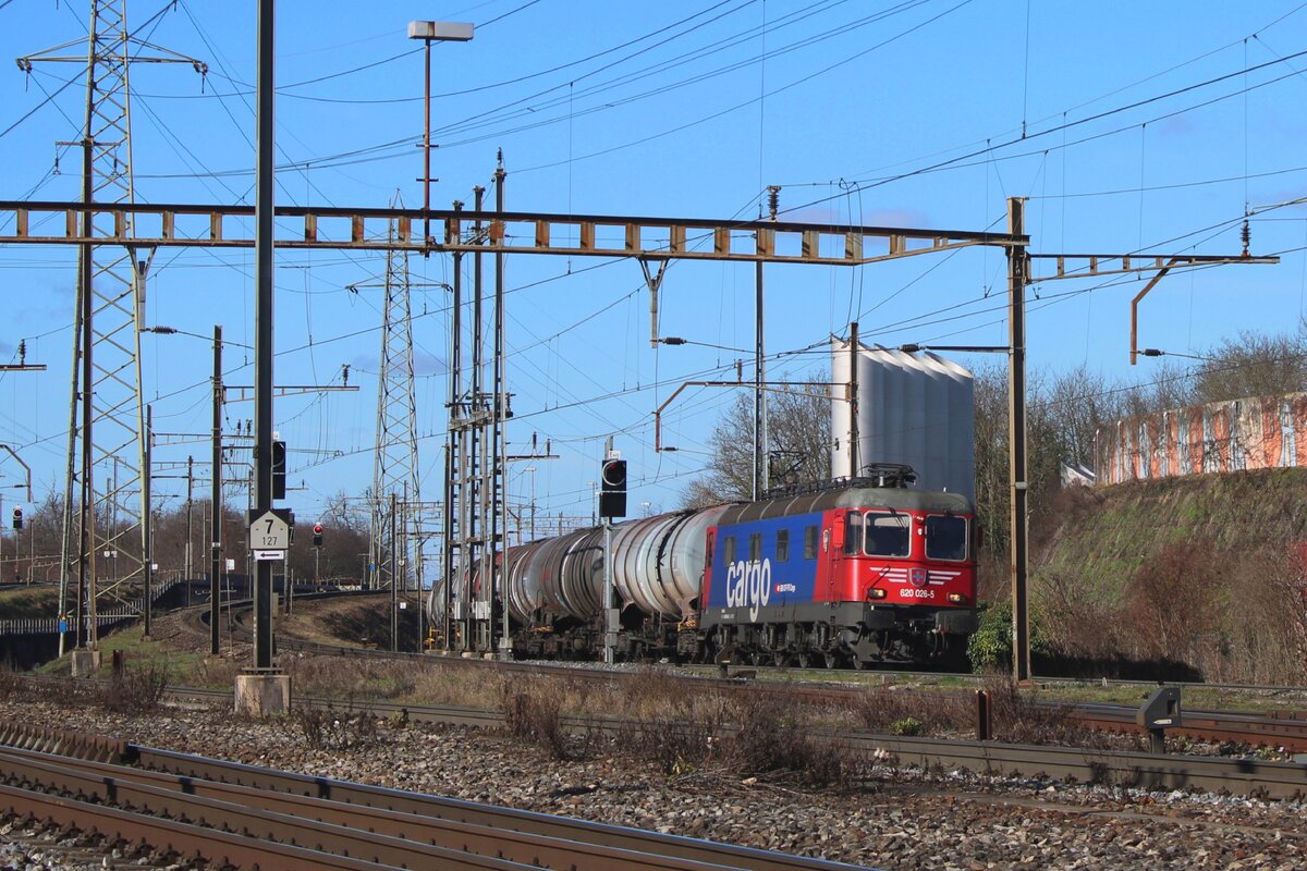 SBB Cargo 620 026 zieht am 13 Februar 2024 ein Kerosinzug durch Pratteln nach Zürich-Airport.