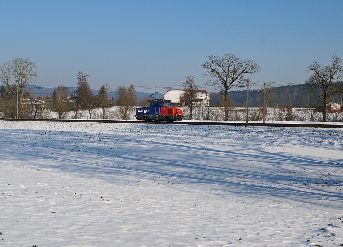 SBB Cargo: Lokzug unterwegs bei Langenthal am 11. Februar 2015 mit der neusten und modernsten Zweikraft-Lokomotive (Eem) der Schweiz.
Foto: Walter Ruetsch