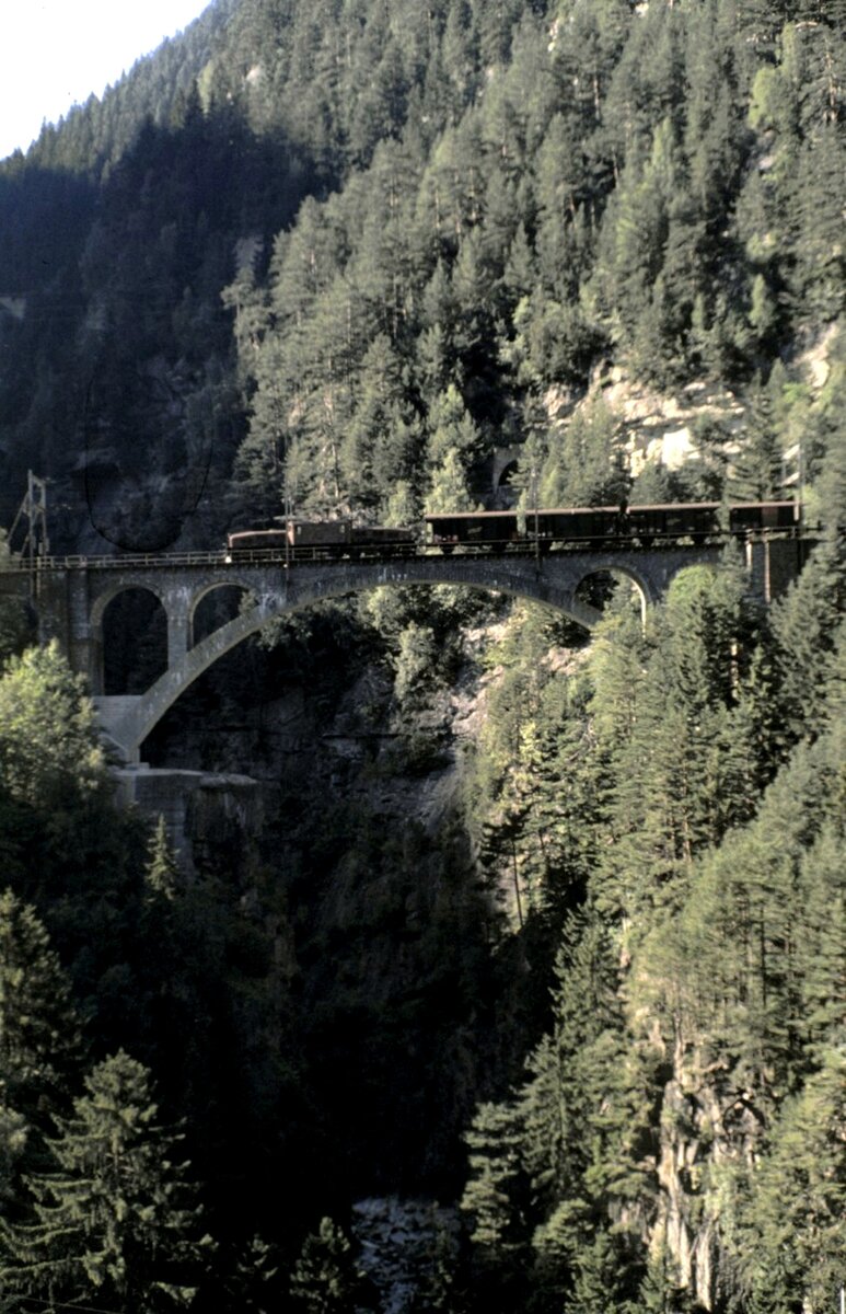 SBB Ce 6/8 II Nr.14 253 bei Wassen auf der Meienreußbrücke am 12.09.1980.