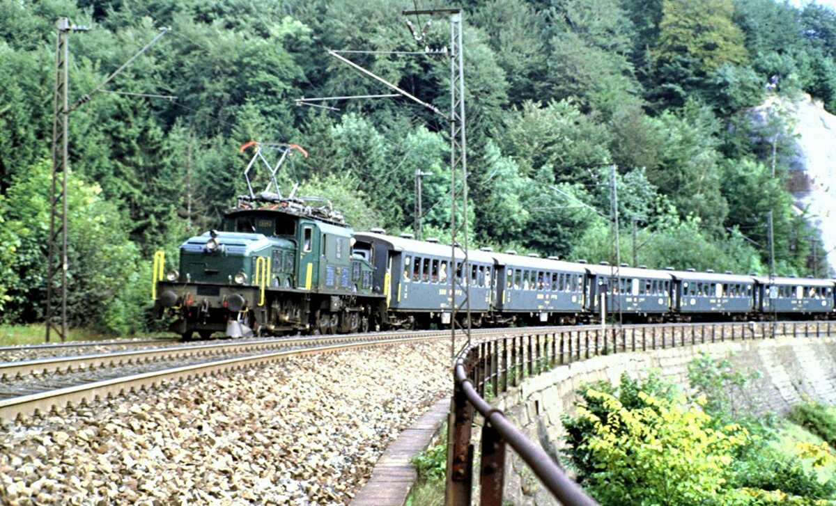 SBB Ce 6/8 III Nr. 13 302 mit historischen Personenwagen auf dem M�hltalfelsendamm der Geislinger Steige am 14.09.1984.