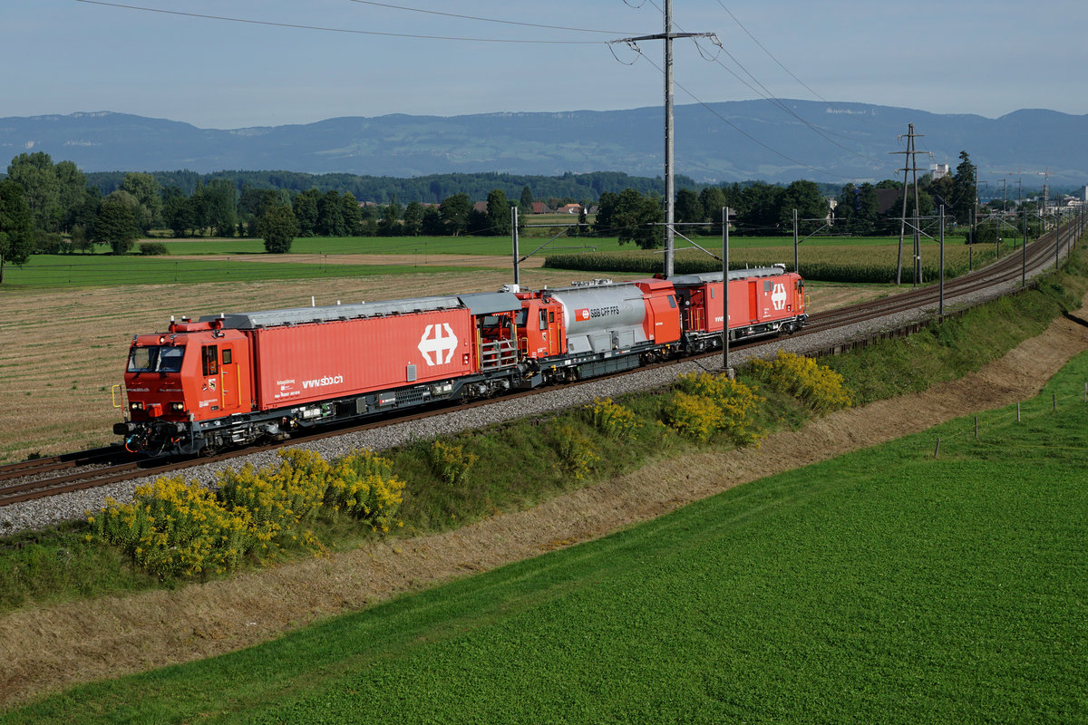 SBB: Der in Bern stationierte L�sch- und Rettungszug (LRZ) auf der alten Stammstrecke Olten - Bern bei Bettenhausen unterwegs am 24. August 2017.
Gegenw�rtig sind 17 L�sch- und Rettungsz�ge auf dem Netz der SBB stationiert, so in Airolo, Basel, Biasca, Bern, Biel/Bienne, Brig, Brugg, Chiasso, Erstfeld, Genf, Lausanne, Olten, Rapperswil (SG), Rotkreuz, St. Gallen, Winterthur und Z�rich. Damit k�nnen schweizweit Ereignisorte auf risikoreichen Strecken innert 30 Minuten erreicht werden.
Foto: Walter Ruetsch