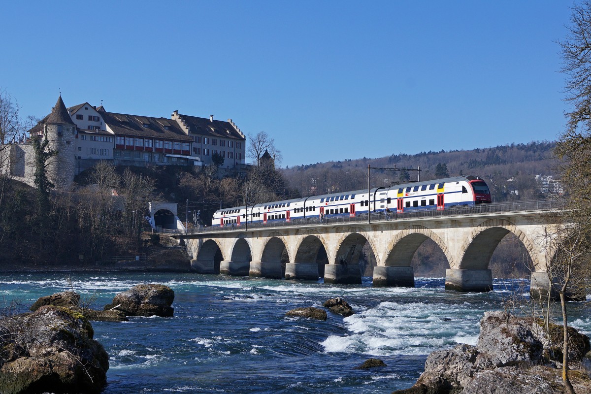 SBB: Die S 16 mit RAe 514 von Siemens beim Passieren der Rheinfallbrücke am 20. Februar 2015.
Foto: Walter Ruetsch