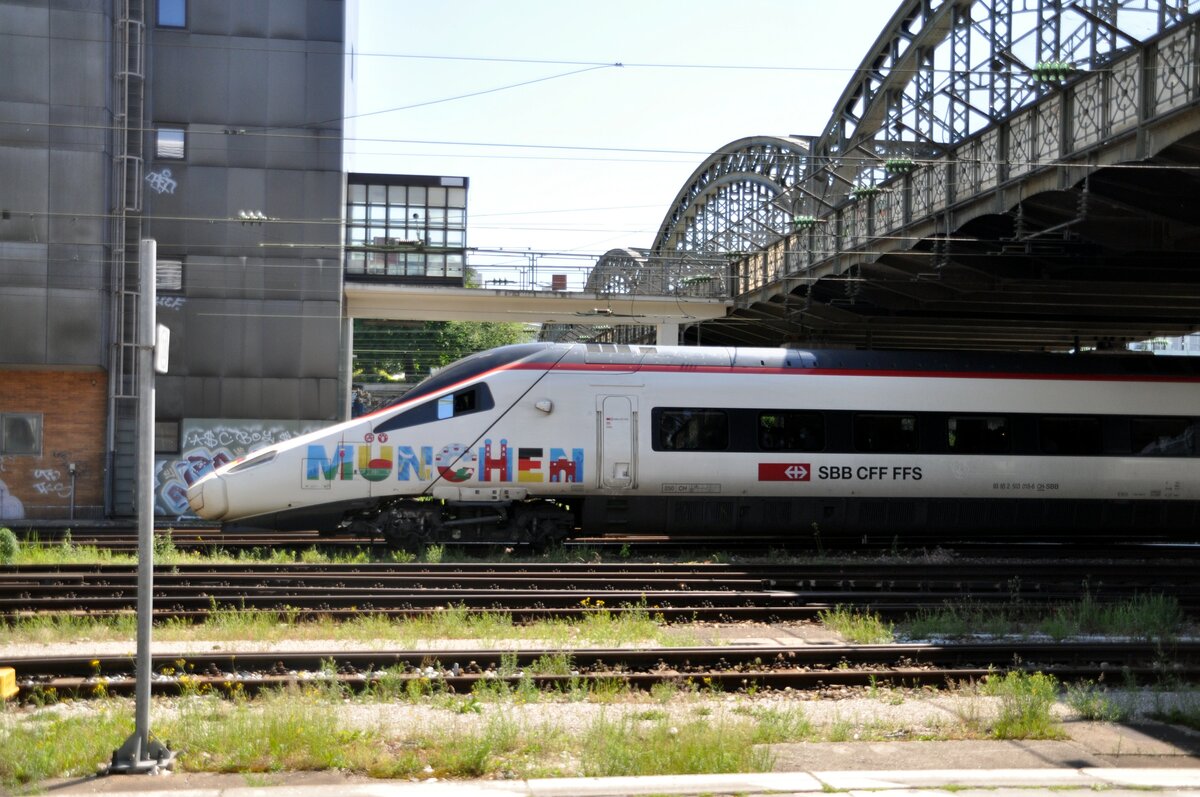 SBB ETR 610  93 85 2 503 018-6 CH-SBB mit Werbung für München-Zürich beim Stellwerk bei der Donnersberger Brücke am 04.06.2022.