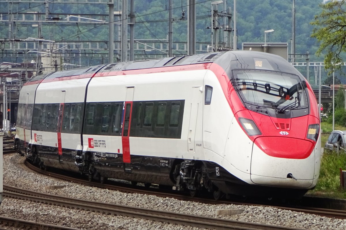 SBB Giruno 501 005 legt sich am 25 Mai 2019 in Brugg AG in die Kurve. 