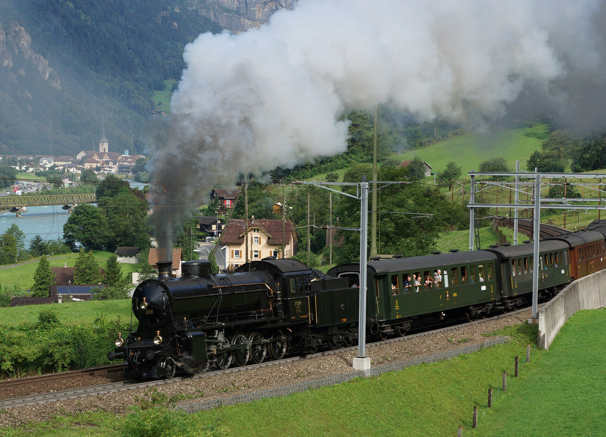 SBB HISTORIC: 
 Schweiz aktuell am Gotthard  - Dampfzug mit der C 5/6 2978 und nostalgischen Wagen oberhalb Erstfeld am 28. Juli 2016. 
Foto: Walter Ruetsch