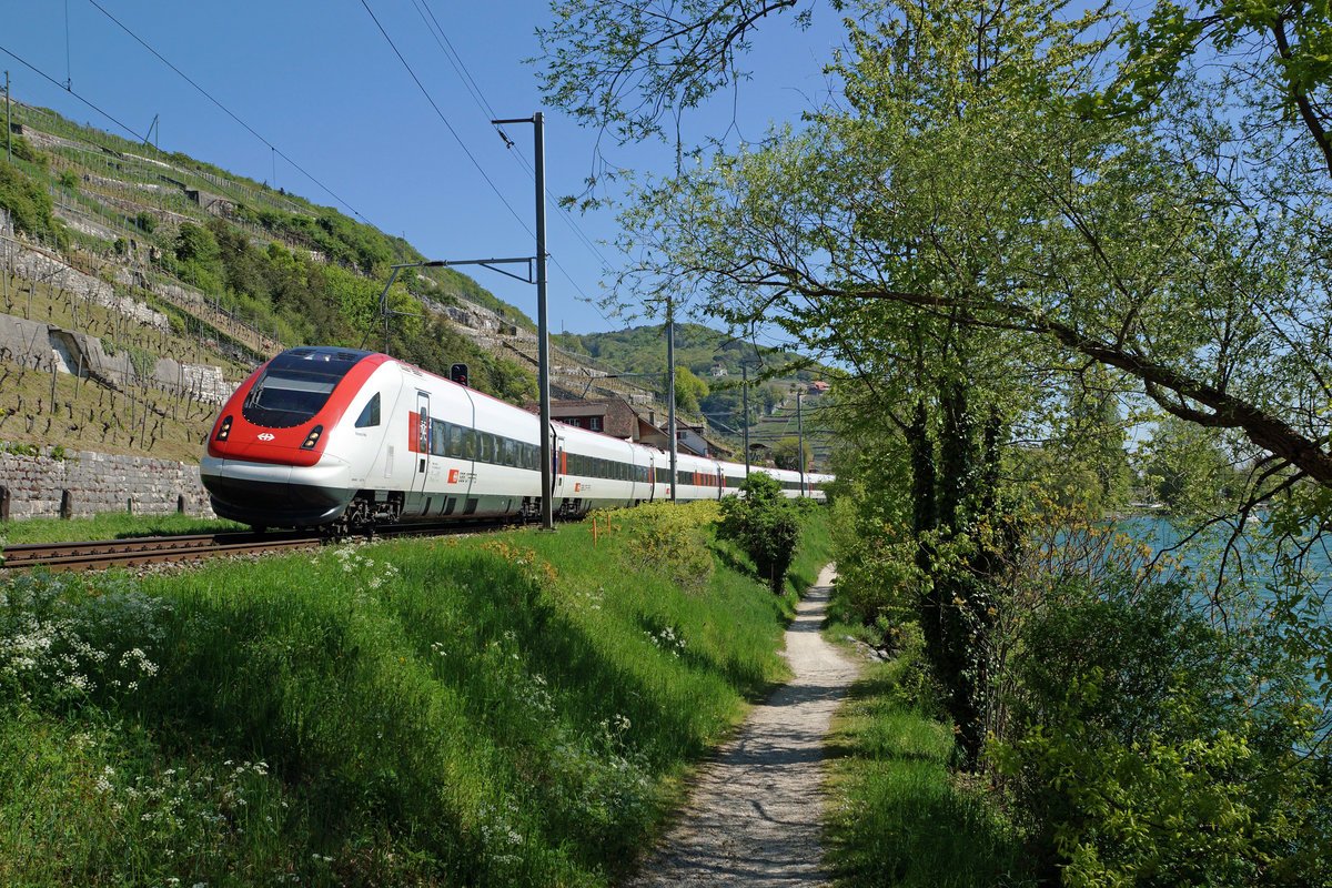 SBB: IC mit RABDe 500 (ICN) auf dem noch eingleisigen Streckenabschnitt unterwegs zwischen Ligerz und Twann am Auffahrtstag den 5. Mai 2016.
Foto: Walter Ruetsch  