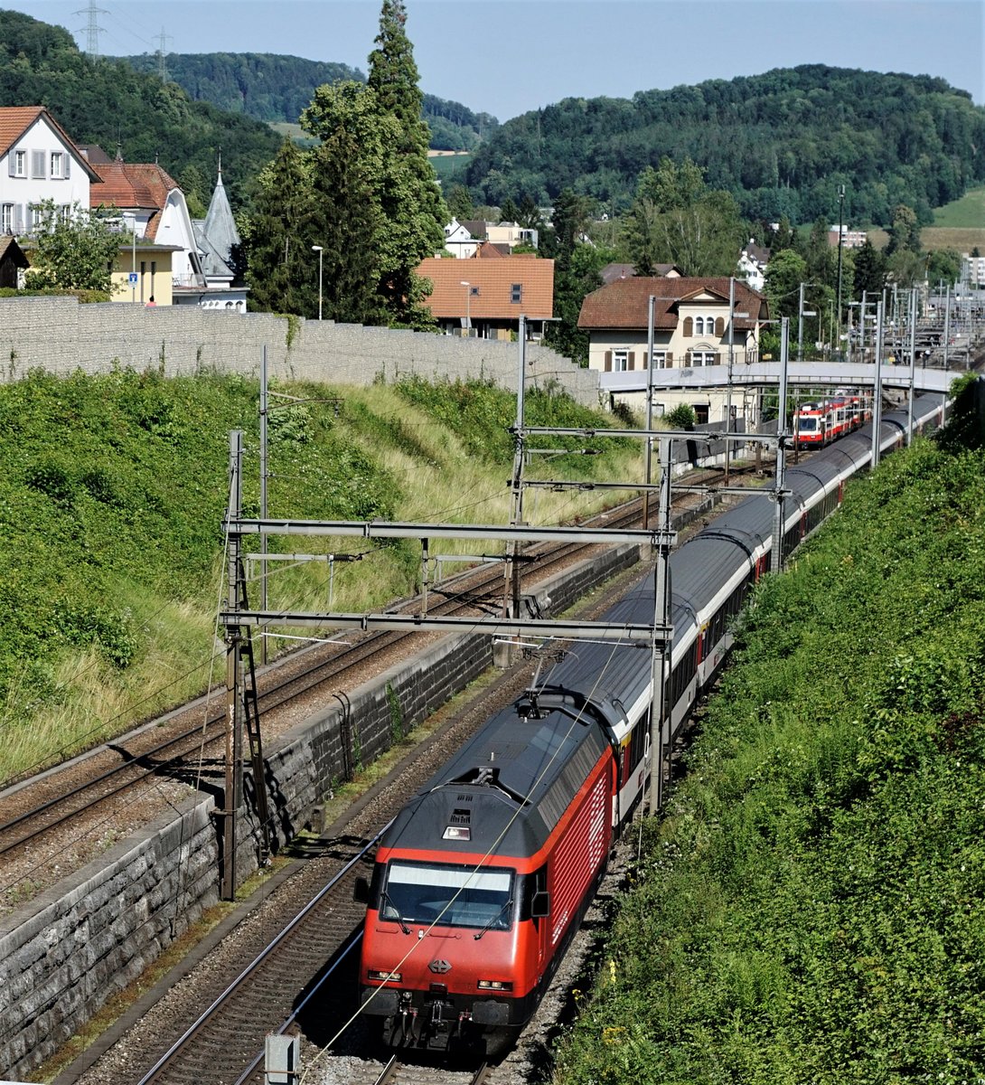 SBB: IR 27 Basel-Luzern mit einer nicht erkennbaren  frisch revidierten Re 460 bei Liestal am 28. Juni 2018. Im Hintergrund dieser Aufnahme erkennbar ist ein Regionalzug der Waldenburgerbahn.
Foto: Walter Ruetsch