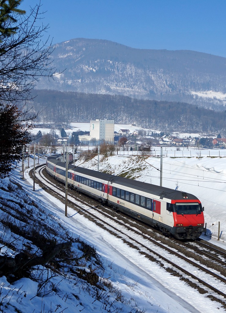 SBB: IR Konstanz-Biel  KONSTANZER  bei Niederbipp am 11. Februar 2015. Ab dem Hauptbahnhof Zürich wird er bis Biel von einer Re 460 geschoben.
Foto: Walter Ruetsch
