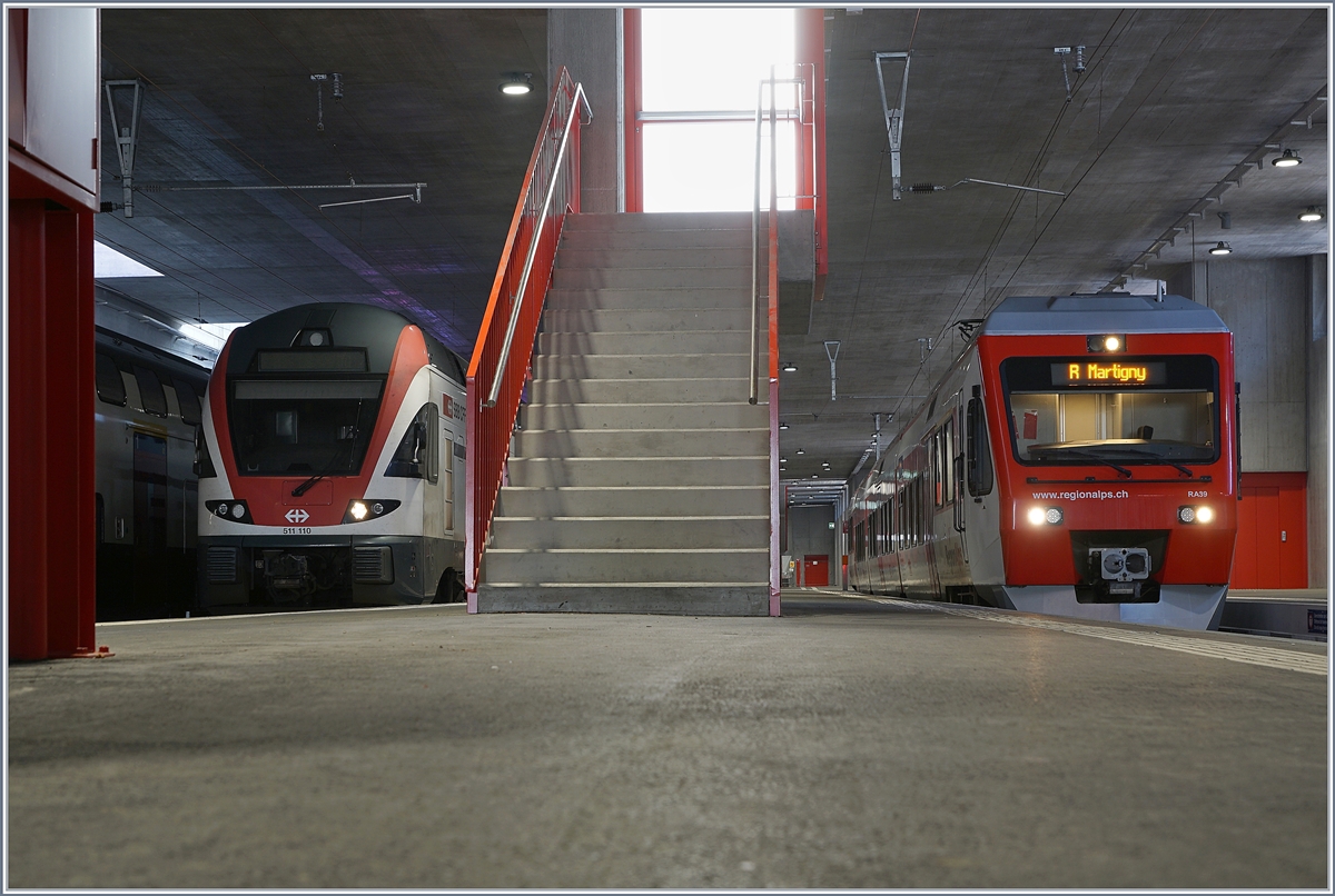 SBB KISS in ungewohnter Umgebung: Der SBB RABe 511 110 hat sein Ziel Le Châble als IR 1745  Verbier Express  erreicht und wartet nun auf die spätnachmittägliche Rückfahrt als RE 18496 nach Genève, wobei der Zug ohne Halt zwischen Martigny und Vevey verkehrt und dort mit dem RE 18460 vereinigt wird.
Rechts im Bild der TMR Region Alps RAe 525 039 (NINA) welcher auf die baldige Abfahrt nach Martigny wartet. 

9. Februar 2020