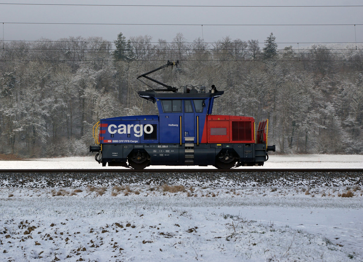 SBB: Lokzug mit dem  Papamobil  Eem 923 026-9 Hofberg zwischen Oensingen und Oberbuchsiten am 3. Januar 2017.
Foto: Walter Ruetsch