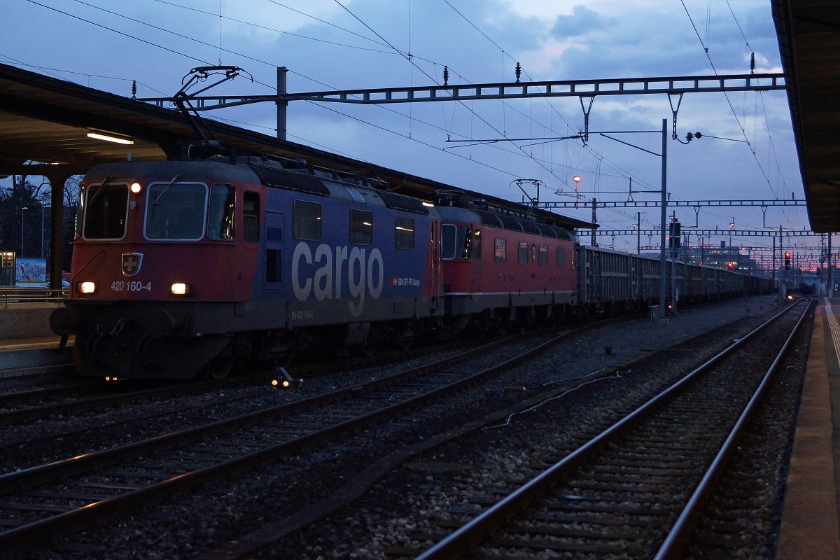 SBB: Morgenstund hat Gold im Mund. Der morgendliche Schrottzug nach Gerlafingen vom 16. Januar 2015 bestehend aus der Re 4/4 420 160-4 und der Re 6/6 11637  SONCEBOZ SOMBEVAL  anlässlich der Bahnhofsdurchfahrt Solothurn.
Foto: Walter Ruetsch 