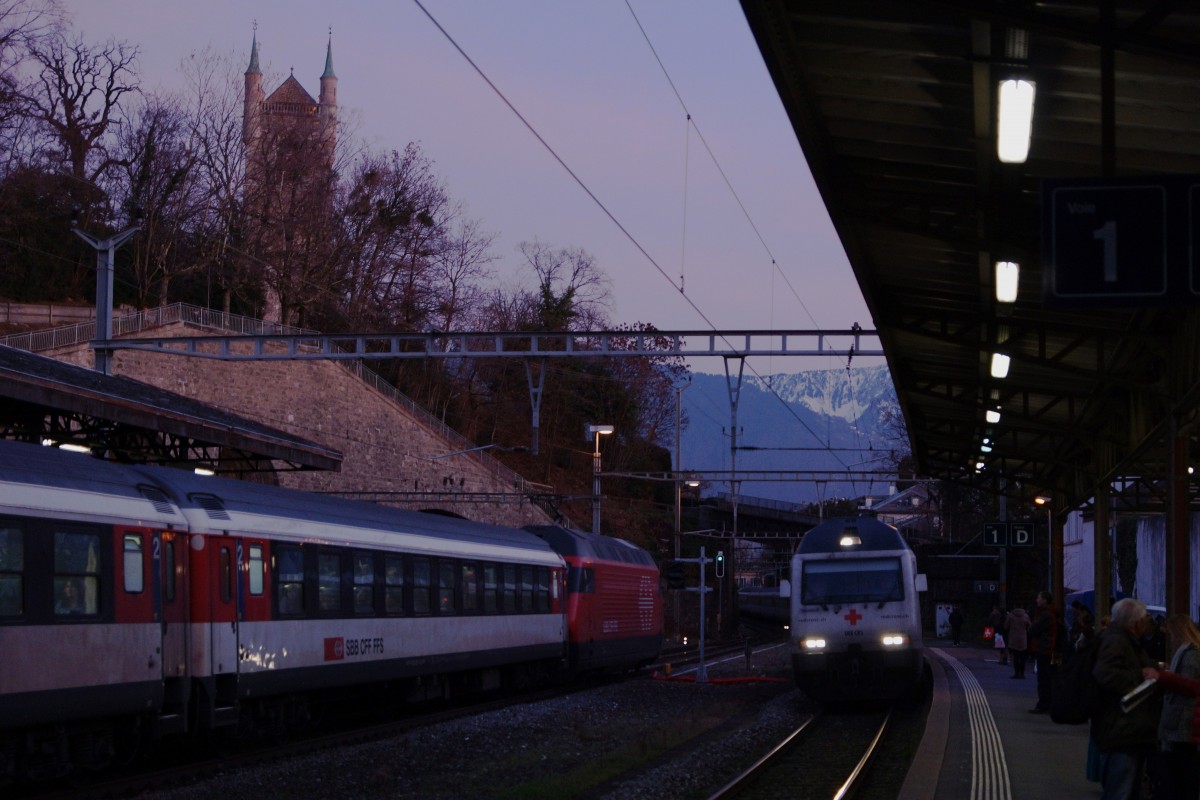 SBB: Nach einem herrlichen Fotonachmittag mit dem bekannten Bahnbildfotografen Stefan entstanden vor der Rückreise nach Solothurn in Vevey die allerletzten Aufnahmen des sonnigen Tages. Festgehalten wurden am 11. Dezember 2015 die IR nach Brig und Genève mit Re 460 im letzten Abendlicht, wie es sich für einen Allwetterfotografen gehört.
Foto: Walter Ruetsch