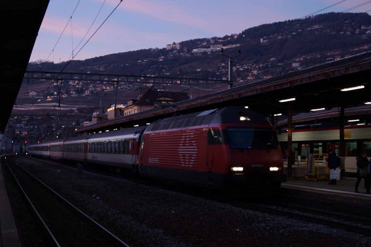 SBB: Nach einem herrlichen Fotonachmittag mit dem bekannten Bahnbildfotografen Stefan entstanden vor der R�ckreise nach Solothurn in Vevey die allerletzten Aufnahmen des sonnigen Tages. Festgehalten wurden am 11. Dezember 2015 die IR nach Brig und Gen�ve mit Re 460 im letzten Abendlicht, wie es sich f�r einen Allwetterfotografen geh�rt.
Foto: Walter Ruetsch