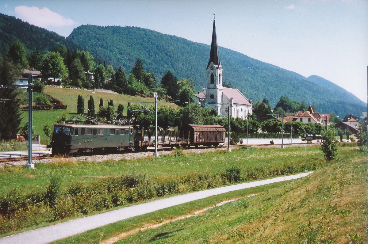 SBB: Nur an wenigen Wochentagen waren die Ae 6/6 Lokomotiven im Berner Jura unterwegs. Am 27. Juli 2006 konnte eine St�dtelok 11426 - 15520 (1958 - 1966), die Wagen nach Tavannes brachte, bei Court im Bilde festgehalten werden. Heute wird der G�terverkehr f�r diese Region nur noch �ber Biel abgewickelt.
Foto: Walter Ruetsch