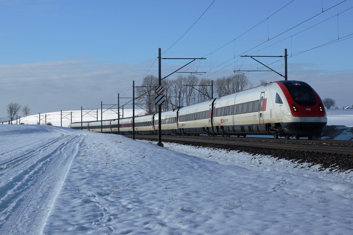 SBB: RABDe 500 (ICN) bei Niederbipp am 21. Januar 2016. Seit dem Fahrplanwechsel 2015 ersetzen diese Triebzüge die EW IV-Pendel mit den Re 460. 
Foto: Walter Ruetsch 