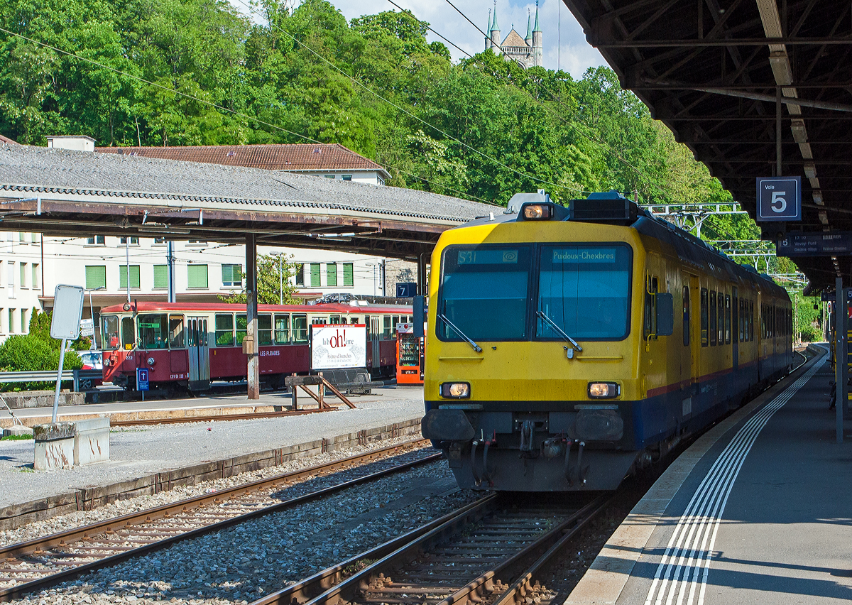 SBB RBDe 560 131-5  „Saint-Saphorin“  mit dem Steuerwagen Bt 50 85 29-35 931-9 steht am 26.05.2012, als Train des Vignes  (S31 nach Puidoux-Chexbres) im Bahnhof Vevey zur Abfahrt bereit. 

Es waren die letzte Tage des  Train des Vignes  in dieser Zugskomposition. Aktuell wird die Verbindung auf der Vevey–Chexbres-Bahn als S 7 gef�hrt und nicht mehr als S 31.
