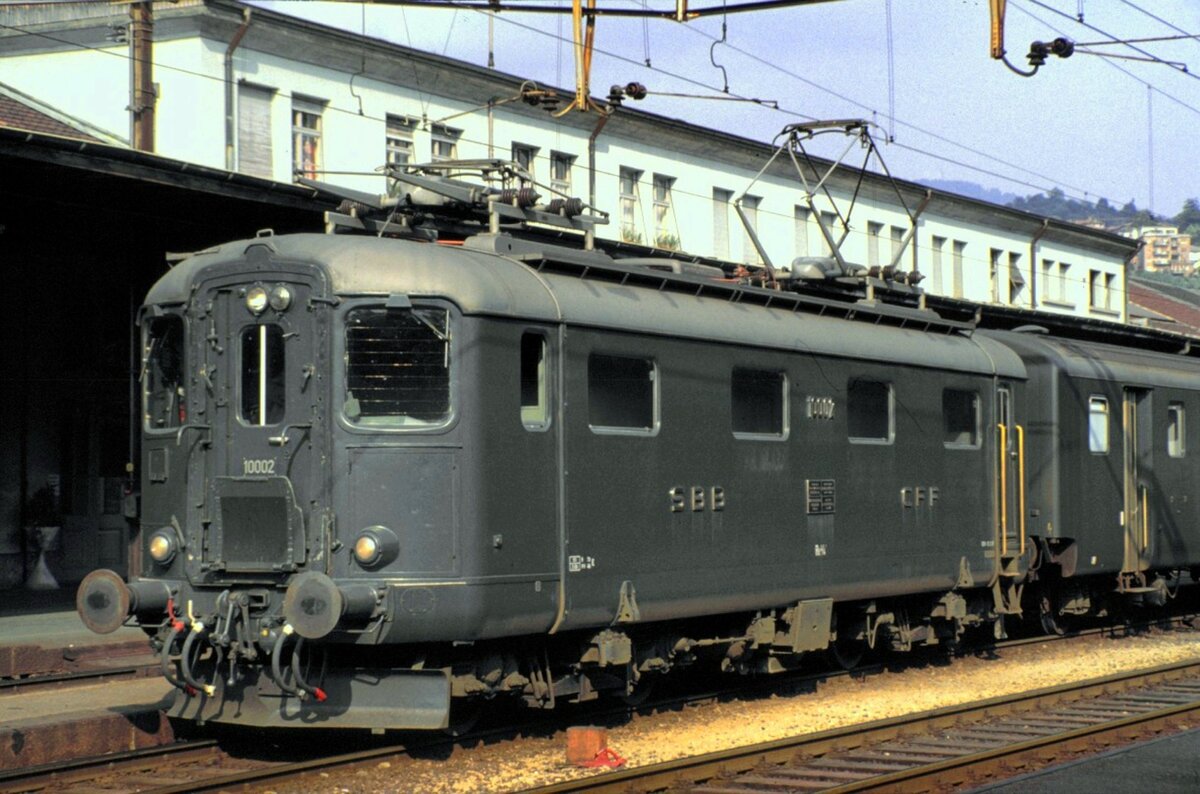 SBB Re 4/4 I Nr.10 002 in Chiasso am 29.05.1981.