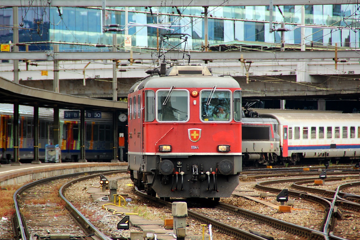 SBB Re 4/4 II 11144 ebenfalls auf Solofahrt im Bhf Basel SBB am 01.06.2012