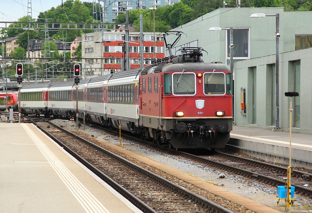 SBB Re 4/4 II 11301 hat mit einem IC Einfahrt in den Bhf von Schaffhausen. 01.06.12