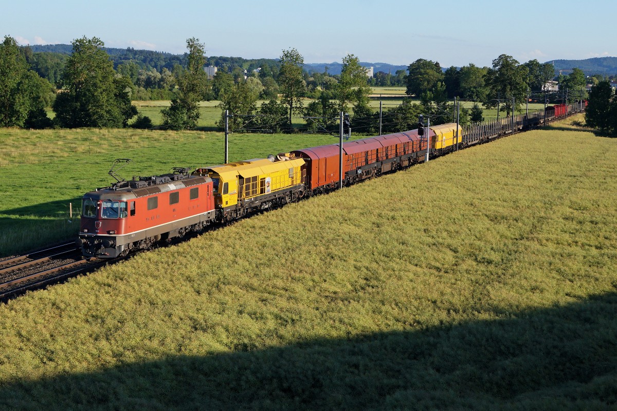 SBB: Re 4/4 II im letzten sommerlichen Abendlicht mit einem schweren Güterzug am Hacken bei Langenthal am 24. Juni 2015.
Foto: Walter Ruetsch