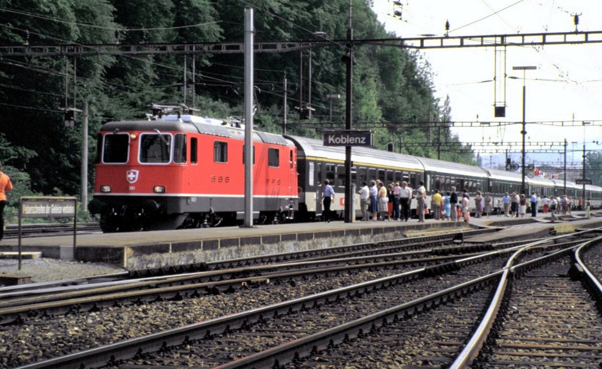 SBB Re 4/4 III Nr.11 381 in Turgi am 18.08.1984.