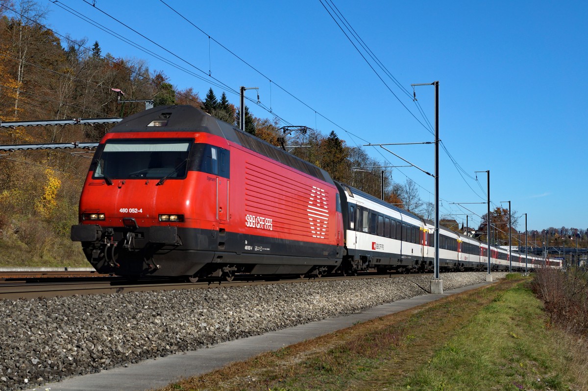 SBB: Re 460 052-4 mit einem IC auf der alten Stammstrecke bei Roggwil-Winau unterwegs am 7. November 2015.
Foto: Walter Ruetsch