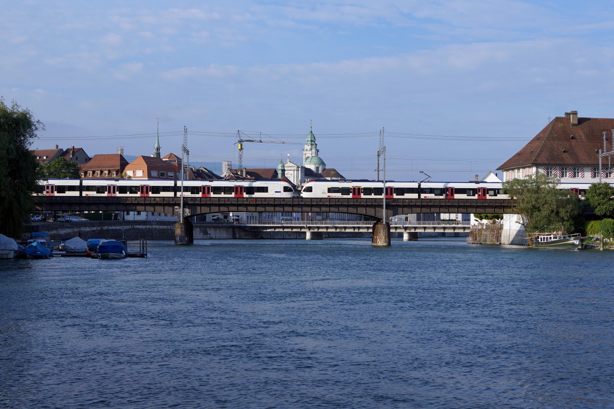 SBB: Regionalzug Olten-Biel mit Doppeltraktion RABe 523  FLIRT  beim Passieren der Aarebrücke Solothurn am 10. Juni 2015.
Foto: Walter Ruetsch