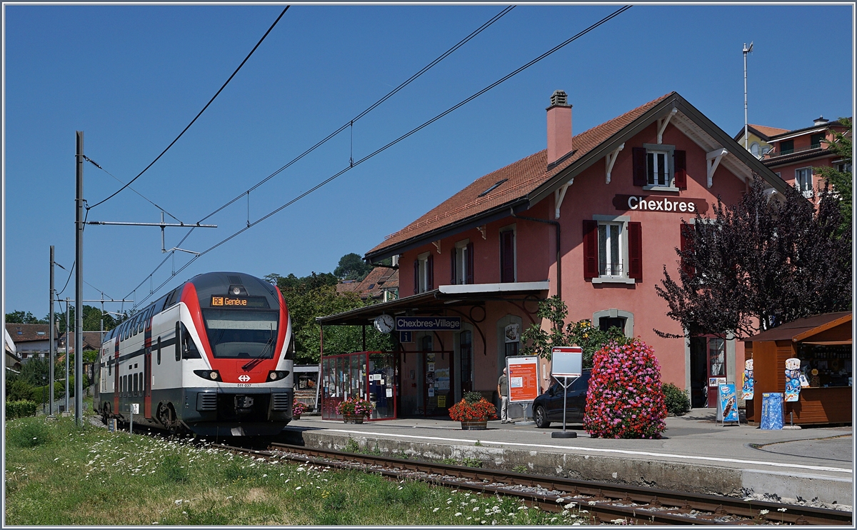 SBB Sommerfahrplan 2018 mit einem RE Fribourg - Vevey - Gen�ve bei der Durchfahrt in Chexbres. (Vollsperrung Puidoux - Lausanne)

10. Juli 2018