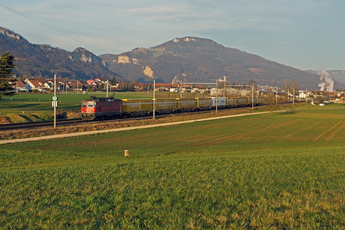 SBB: W�hrend der Adventszeit gibte f�r die Bahn besonders viele Packete und Briefe zu bef�rdern. Am 22. Dezember 2014 wurde dieser Postzug mit einer Re 420 bei Niederbipp im letzten Abendlicht fotografiert. Er bindet sich auf der Fahrt vom Postverteilzentrum H�rkingen in die Westschweiz. Im Hindergrund ist das Schloss Neub_Bechburg bei Oensingen erkennbar.
Foto: Walter Ruetsch 