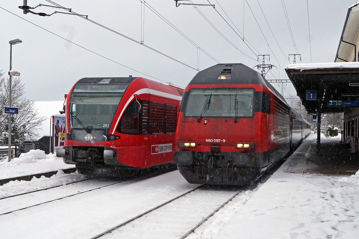 SBB: Zwei Tage nach Weihnachten ist in Solothurn der erste Schnee am Morgen des 27. Dezember 2014 gefallen. Dank einer Zugsversp�tung kam es auf dem Bahnhof Solothurn-West zu einer ausserordentlichen Zugskreuzung zwischen dem von der Stilllegung stark gef�hrdeten Regionalzug Solothurn-Moutier-Sonceboz-Sombeval mit GTW RABe 261 ex BLS/RM und dem IR Biel-Konstanz mit Re 460 097-9.
Foto: Walter Ruetsch   