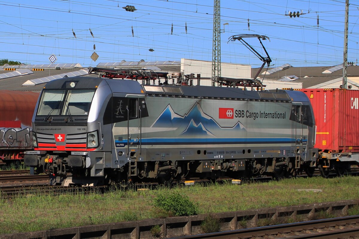SBBCI 193 109 durchfahrt am 30 April 2026 die hintere Gleise ins Bahnhof von Neuwied.