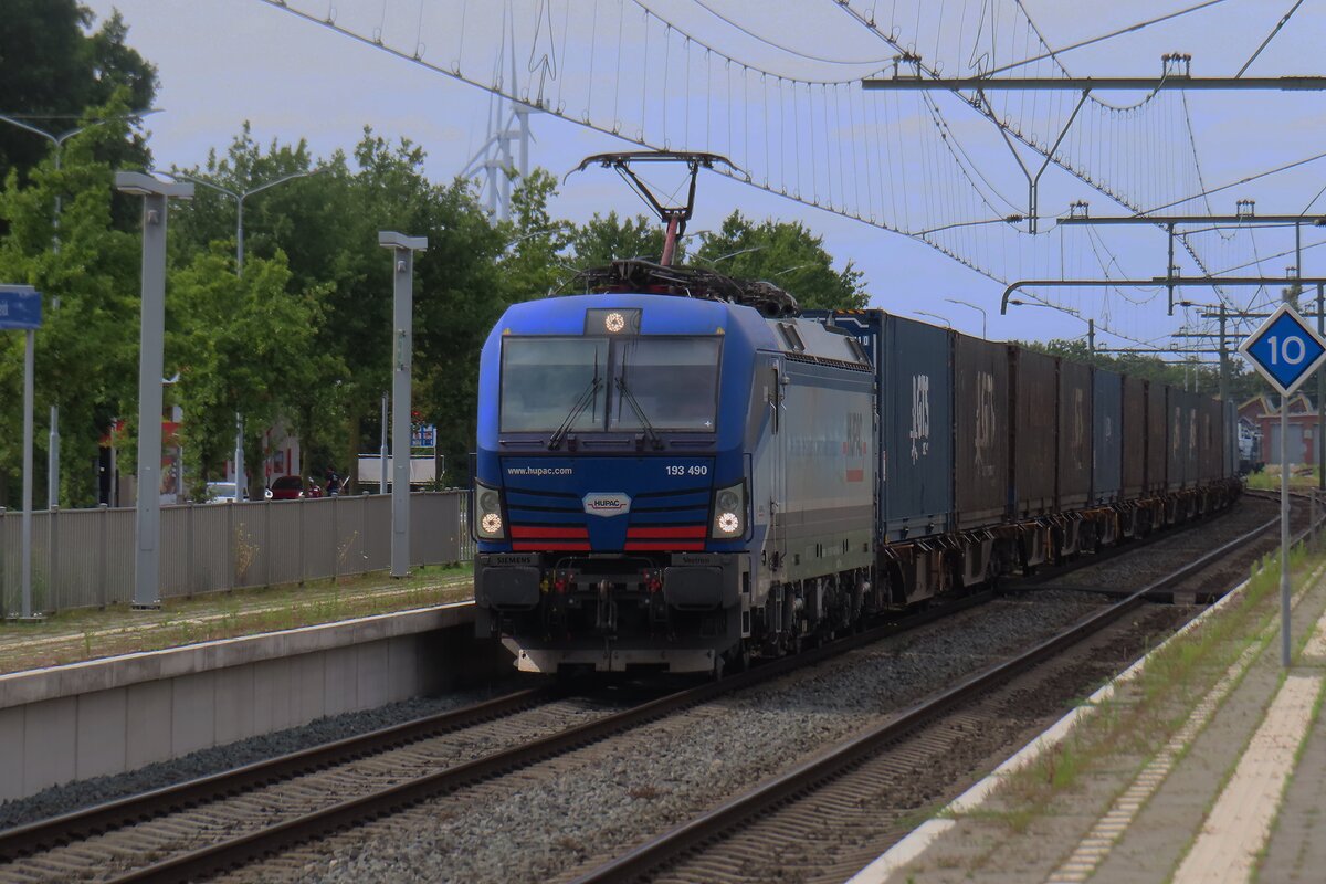 SBBCI/HUPAC 193 490 zieht der GTS Containerzug durch Blerick am 7 Augustus 2025.