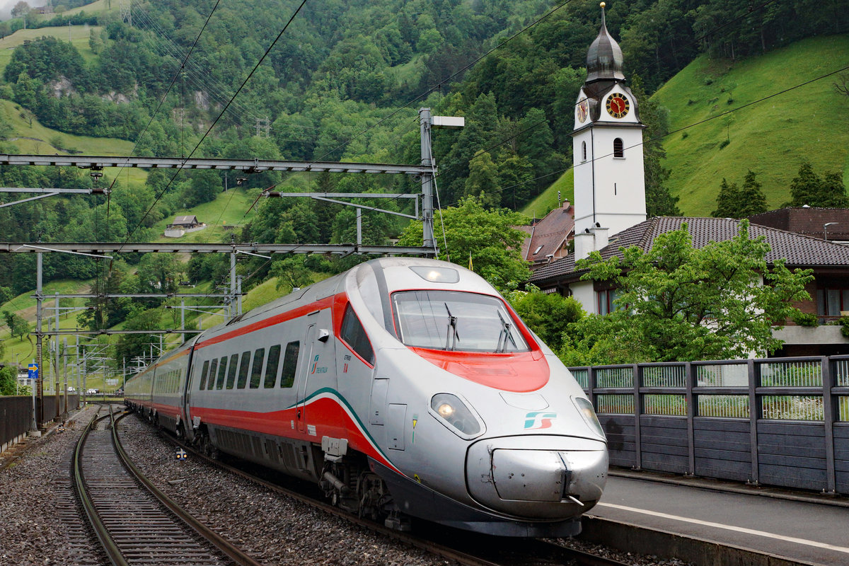 SBB/FS: FS ETR 10 bei Sisikon am 4. Juni 2016.
Foto: Walter Ruetsch