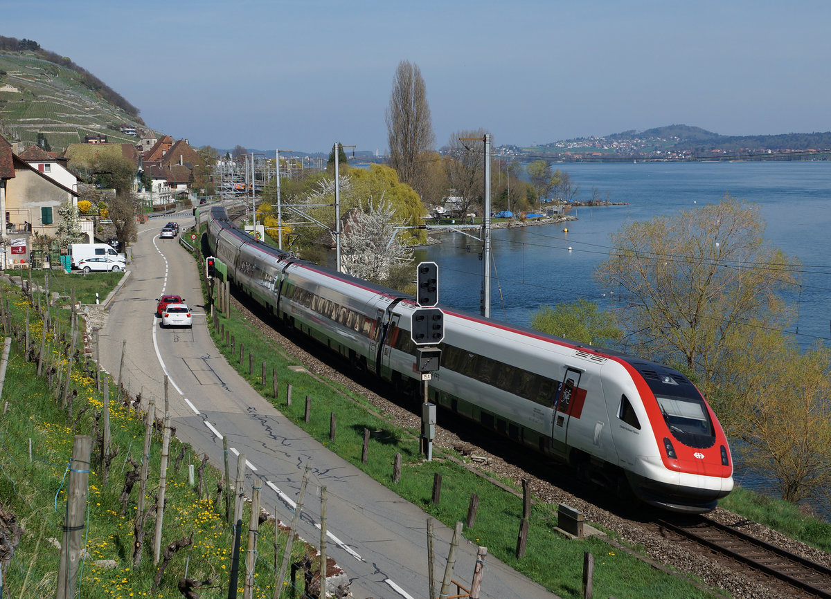 SBB:IC Lausanne-Zürich mit einem RABDe 500 (ICN) bei Twann am Bielersee auf dem einspurigen Streckenabschnitt am 10. April 2016.
Foto: Walter Ruetsch  