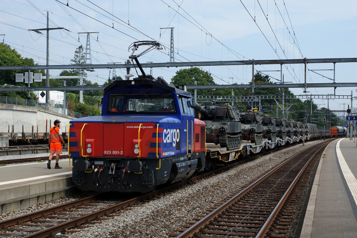 SBB/MBC: Die SBB CARGO Eem 923 001-2 brachte am 13. August 2015 ab dem Rangierbahnhof Lausanne-Triage Güterlast nach Morges mit dem Bestimmungsort Biére. Für den Weitertransport mit der MBC mussten die Wagen auf Rollböcke verladen werden.
Foto: Walter Ruetsch 