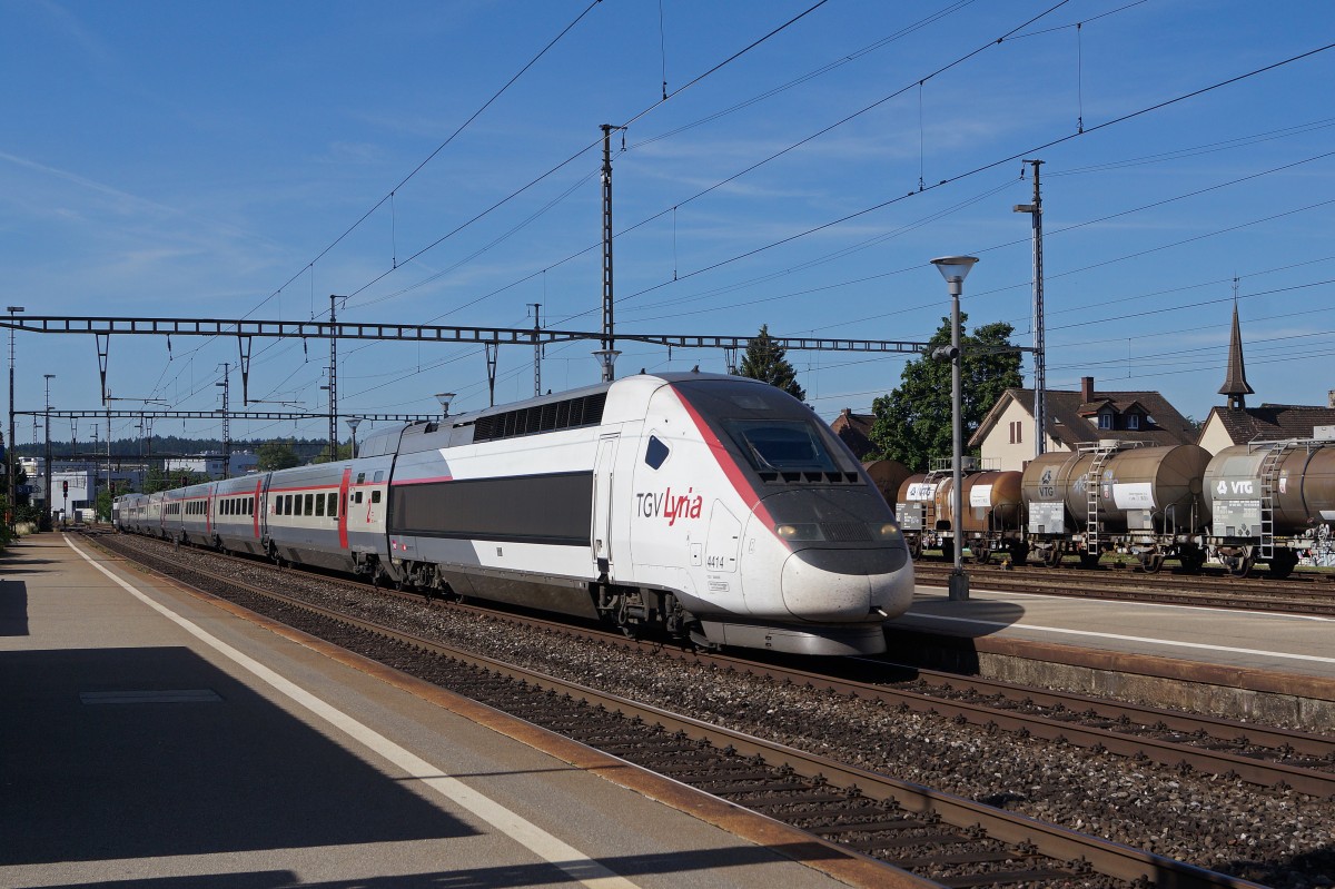 SBB/SNCF: TGV LYRIA 4414 anlässlich der Bahnhofsdurchfahrt Herzogenbuchsee am Morgen des 26. Juni 2015.
Foto: Walter Ruetsch