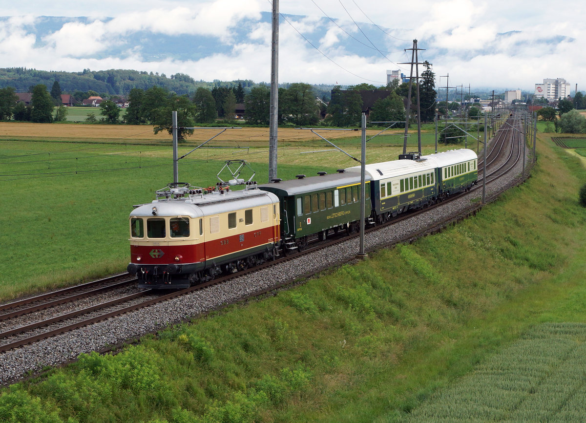 SBB/TEE CLASSIC: Bunter Sonderzug mit der Re 4/4 I 10034, ehemals SBB, auf flotter Fahrt beim Passieren der alten Stammstrecke bei Bettenhausen am 18. Juni 2016.
Foto: Walter Ruetsch