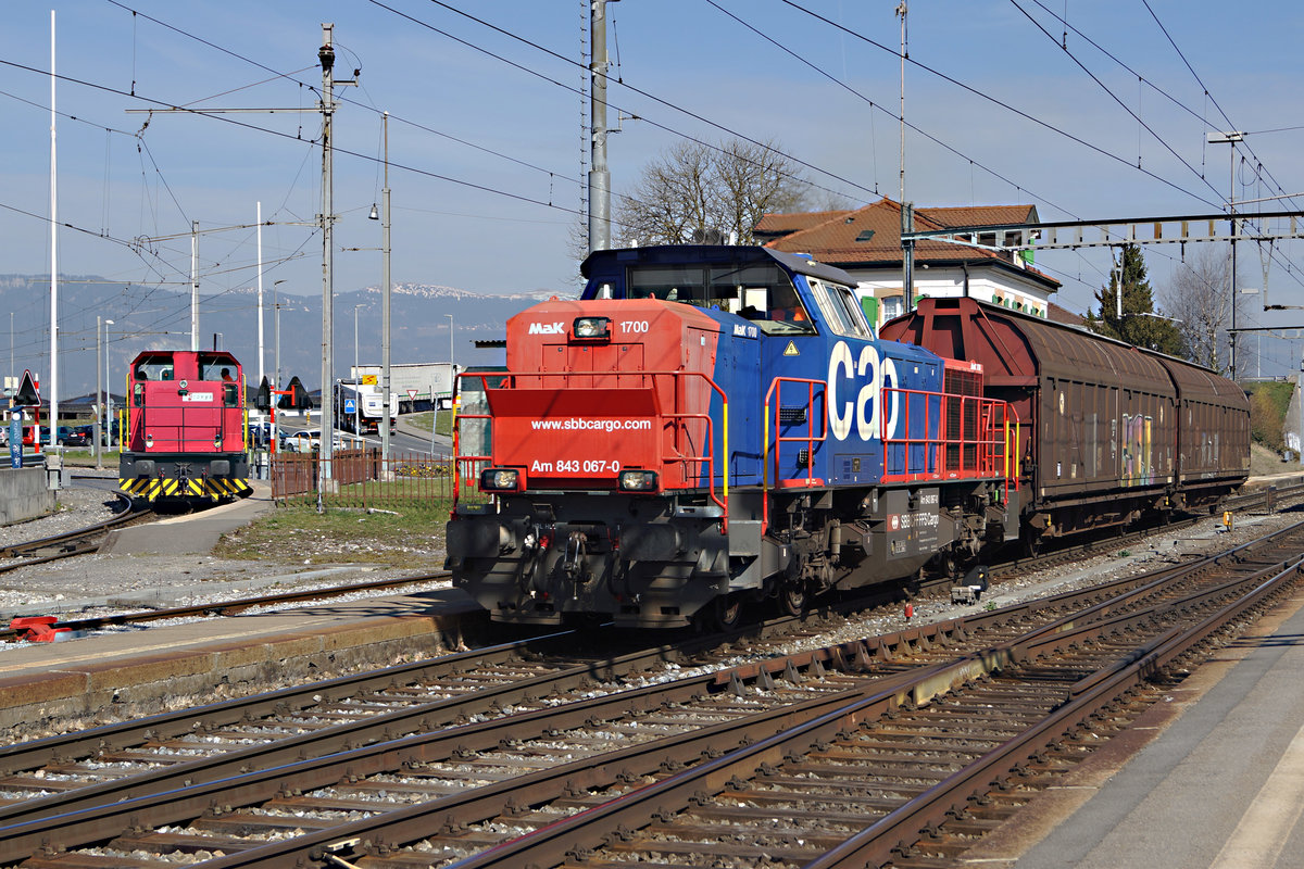 SBB/Travys: SBB Cargo Am 843 067-0 und Travys Em 3/3 3 Henschel in Chavornay am 14. März 2017.
Foto: Walter Ruetsch 