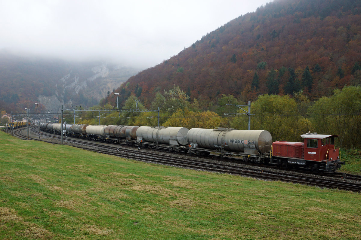 SBB/VIGIER CEMENT: Der 31. Oktober 2016 war ein nebliger Tag. Selbst in Reuchenette-Péry liess sich die Sonne nicht blicken. Die firmeneigene Reservelok Tm IV Nummer 5, noch mit dem alten Anstrich versehen, anlässlich einer Rangierfahrt. 
Foto: Walter Ruetsch 
