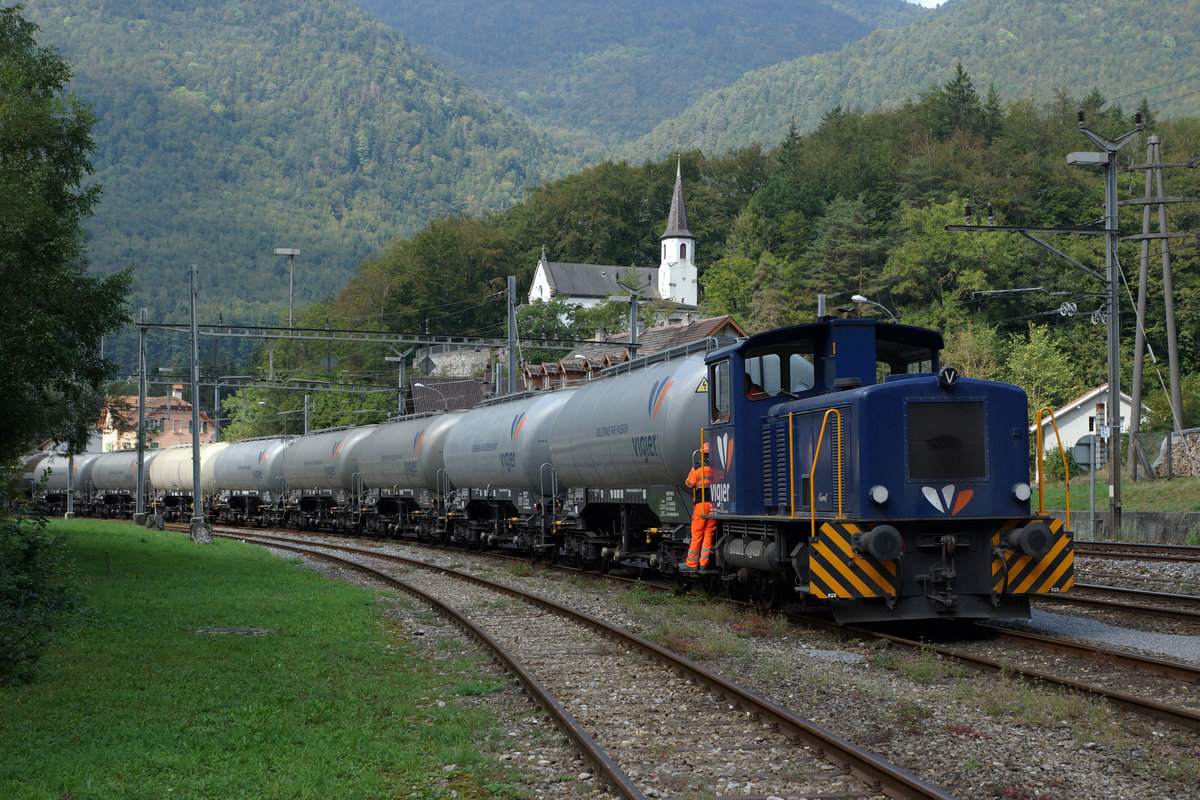 SBB/VIGIER CEMENT: Rangierfahrt mit der firmeneigenen CAROLE 98 85 5232 287-3 CH-VICEM anl�sslich der Bereitstellung eines langen Cementzuges in Reuchenette-P�ry am 19. April 2016. 
Foto: Walter Ruetsch
