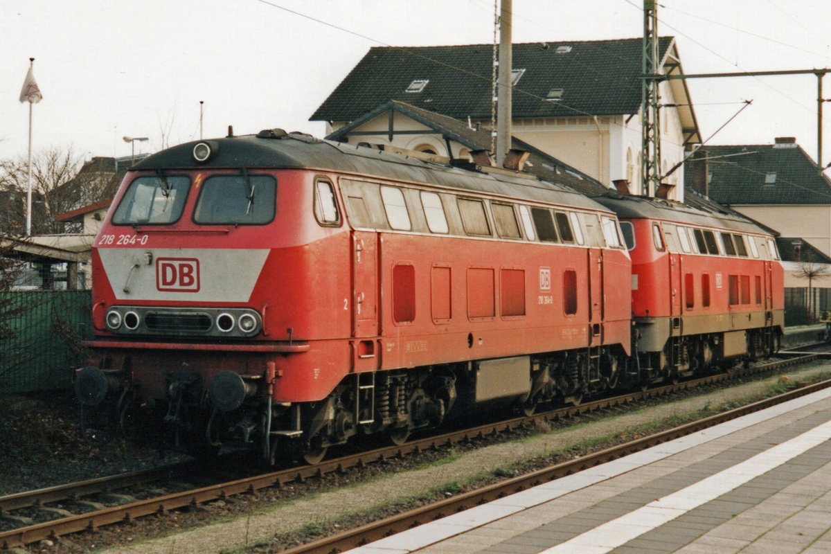 Scanbild von 218 264 mit Schwesterlok als Tfzf durch Itzehoe am 23 Mai 2005.