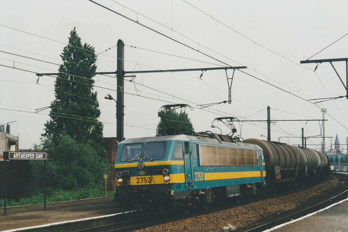 Scanbild von NMBS 2753 mit Kesselwagenzug durch Antwerpen-Dam am 16 Mai 2002.