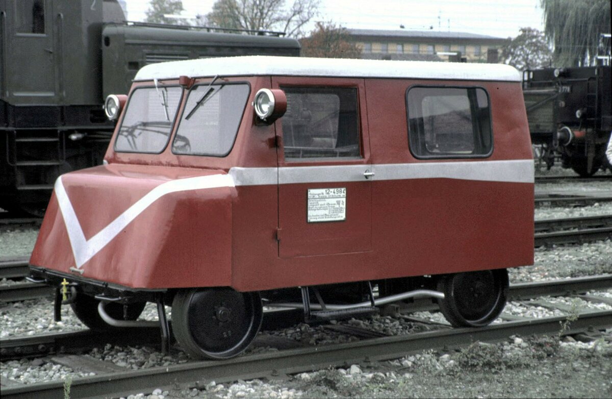 Schienendraisine 12-4984 in Nördlingen im Oktober 1990.